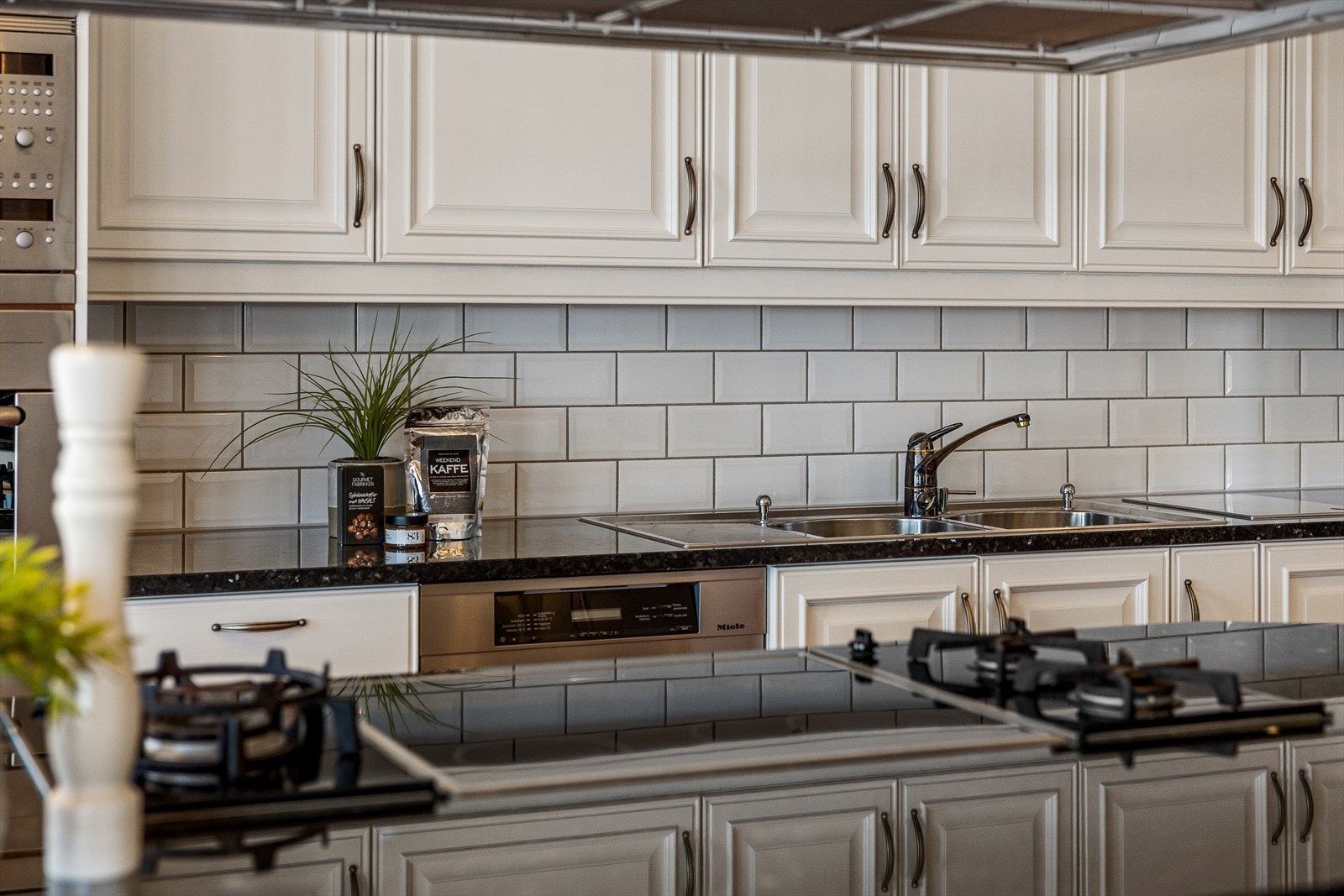 Kjøkkenet er rikt utstyrt med integrerte kvalitetshvitevarer, inkludert kjølehjørne og gassbluss. Galleribilde