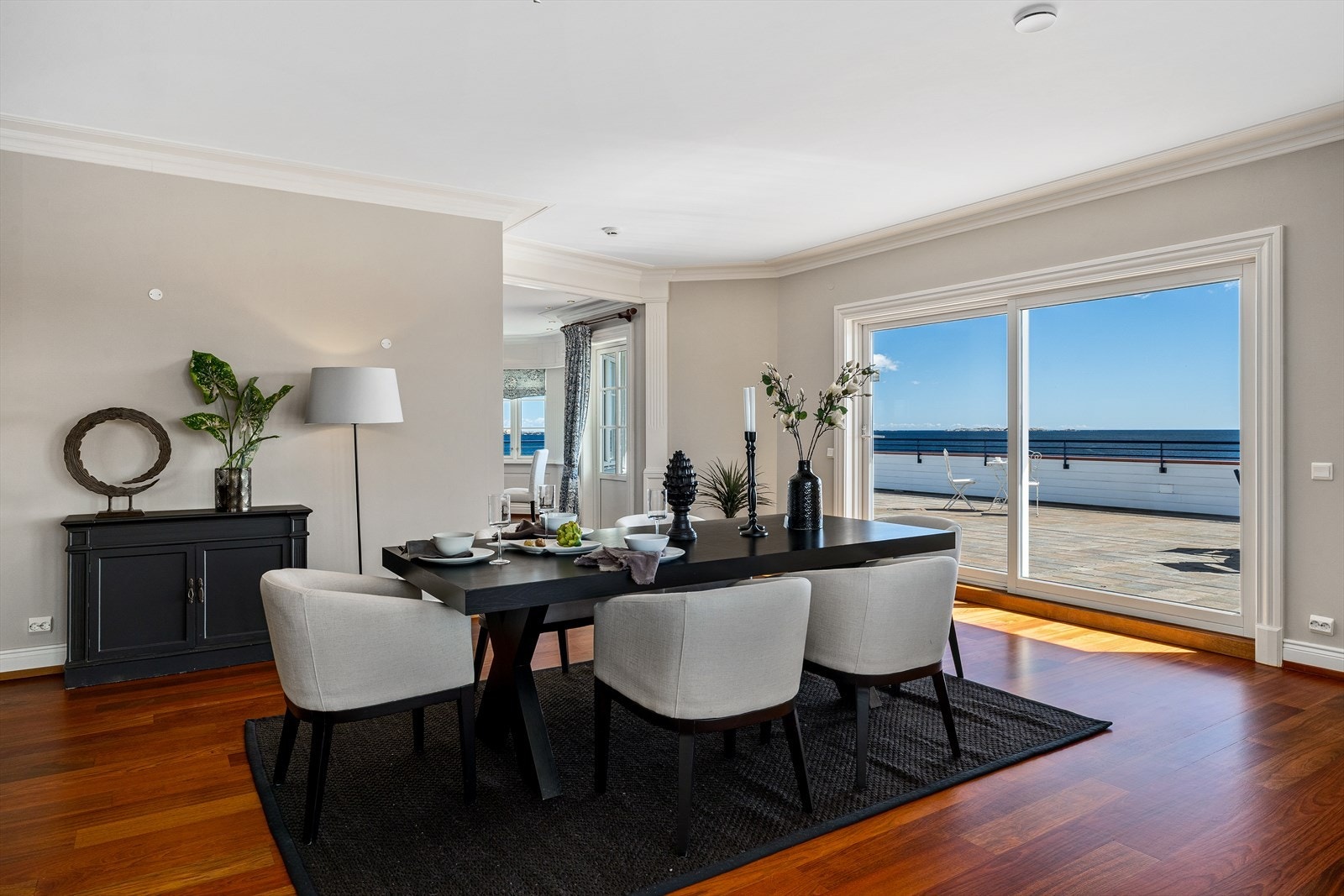 Utsikten til havgapet er fantastisk, her er det hyggelig å ønske gjester velkommen. Galleribilde