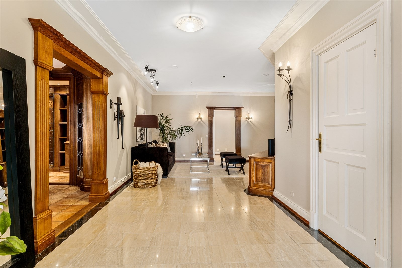 Flotte døråpninger i massivt eik leder inn til gjestefløy og vinstue. Vegger og himlinger i boligen ble malt i 2025. Galleribilde