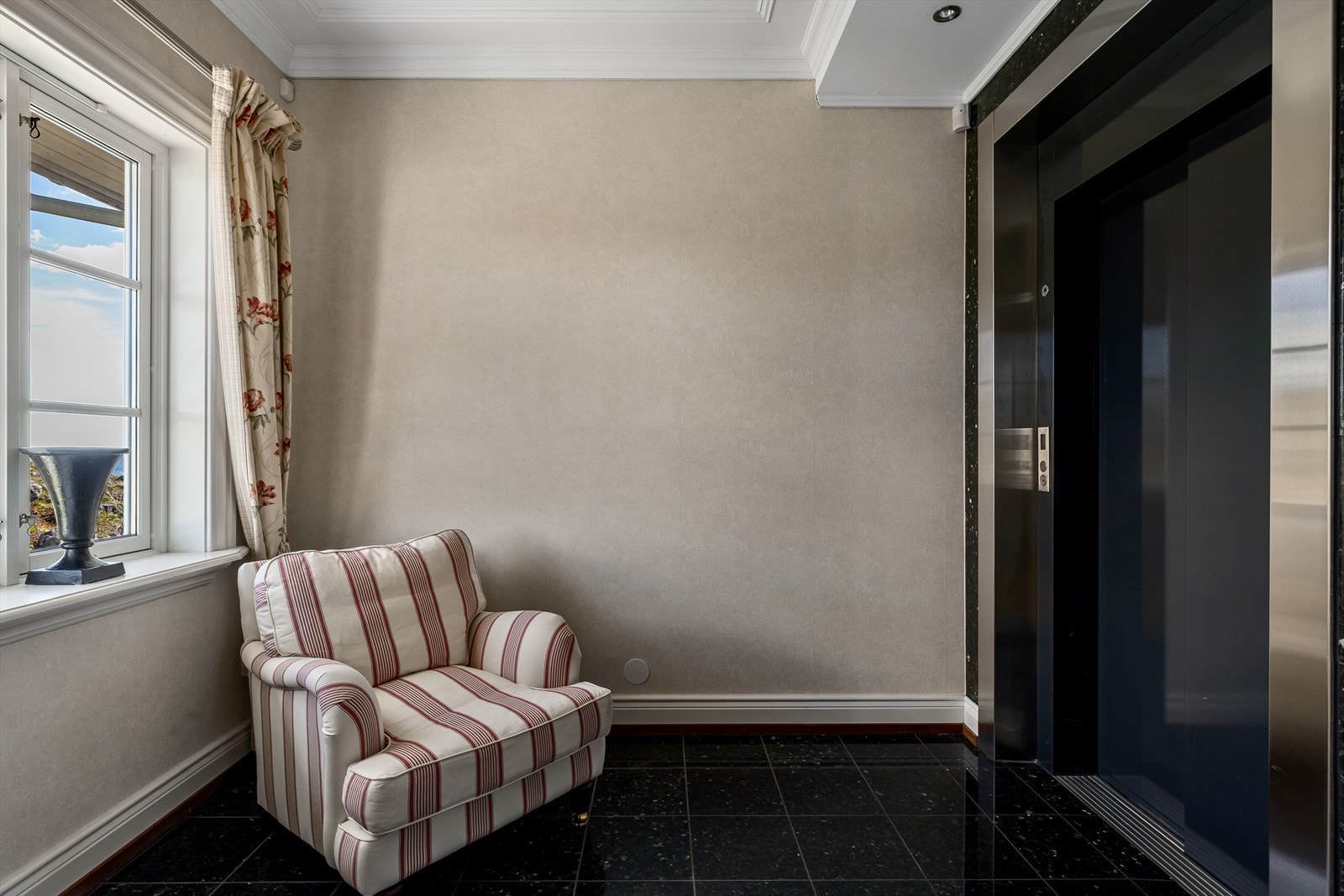 Leiligheten har heis fra garasjekjeller og rett opp til egen gang med høy hotellfaktor. Galleribilde