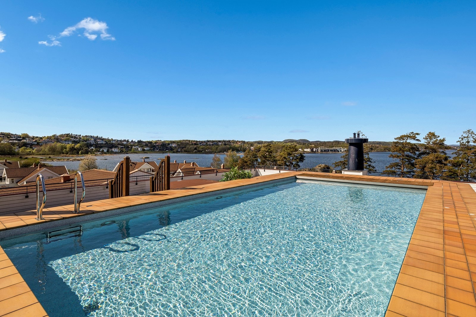 Bassenget er ren luksus, oppgradert med ny duk og trekk i 2025, og vendt mot kveldssolen i nordvest. Galleribilde