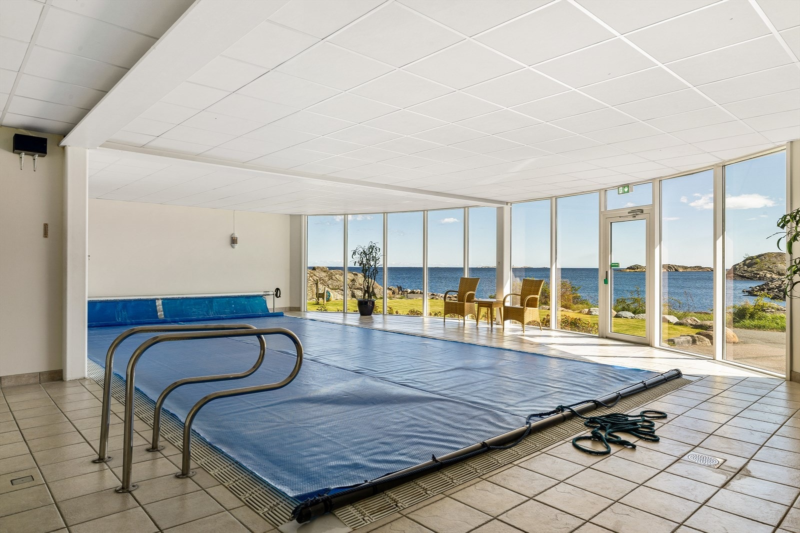 Det er felles basseng og treningsrom i bygget, med en fantastisk utsikt Galleribilde