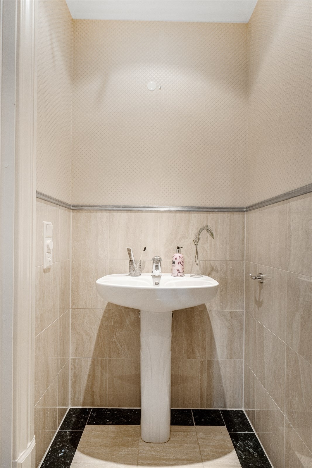 Toalettrommet er elegant innredet med dels flislagte overflater, søyleservant og toalett. Galleribilde