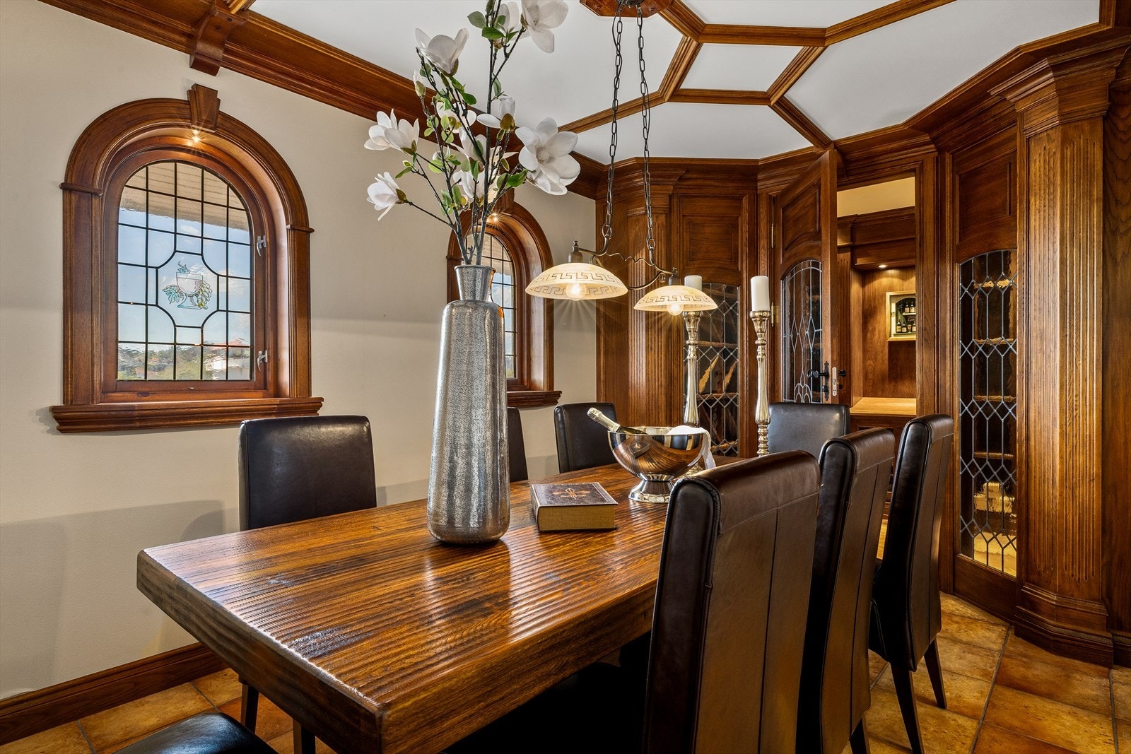 Vinstuen er helt unik og herskapelig med flotte detaljer og utsmykninger i heltre, buevinduer og dekorglass. Galleribilde