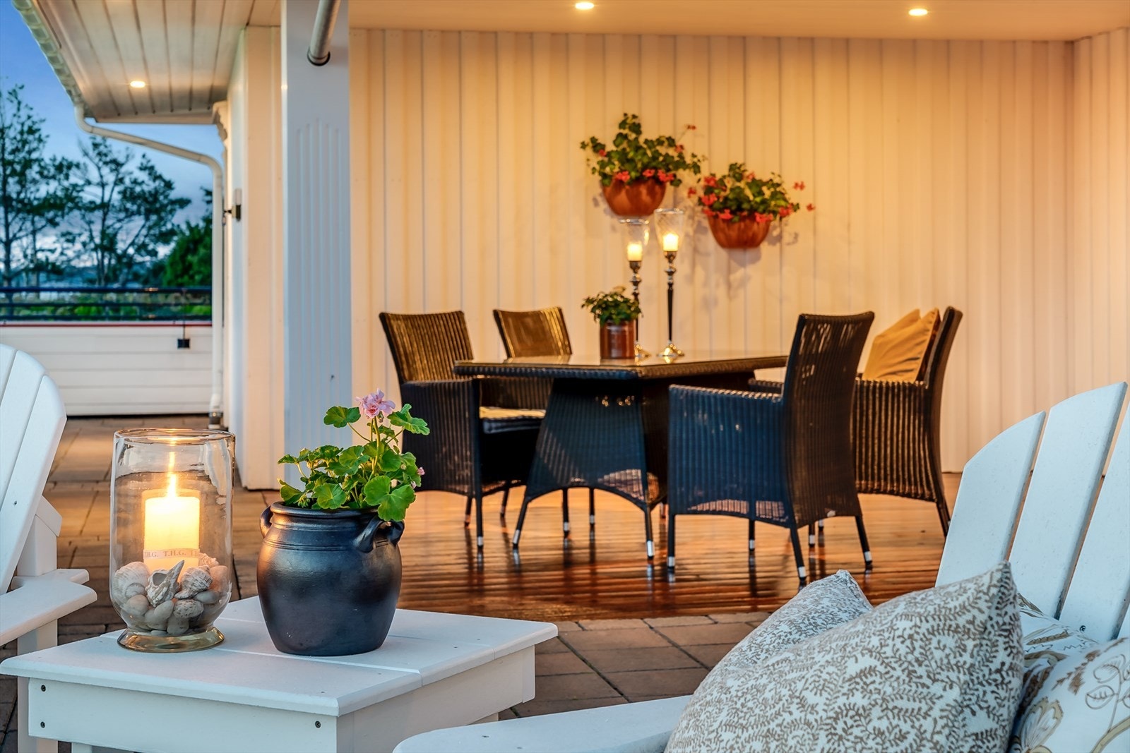 Deler av terrassen ligger lunt plassert under tak med dekke av tre og downlights i overbygget. Galleribilde