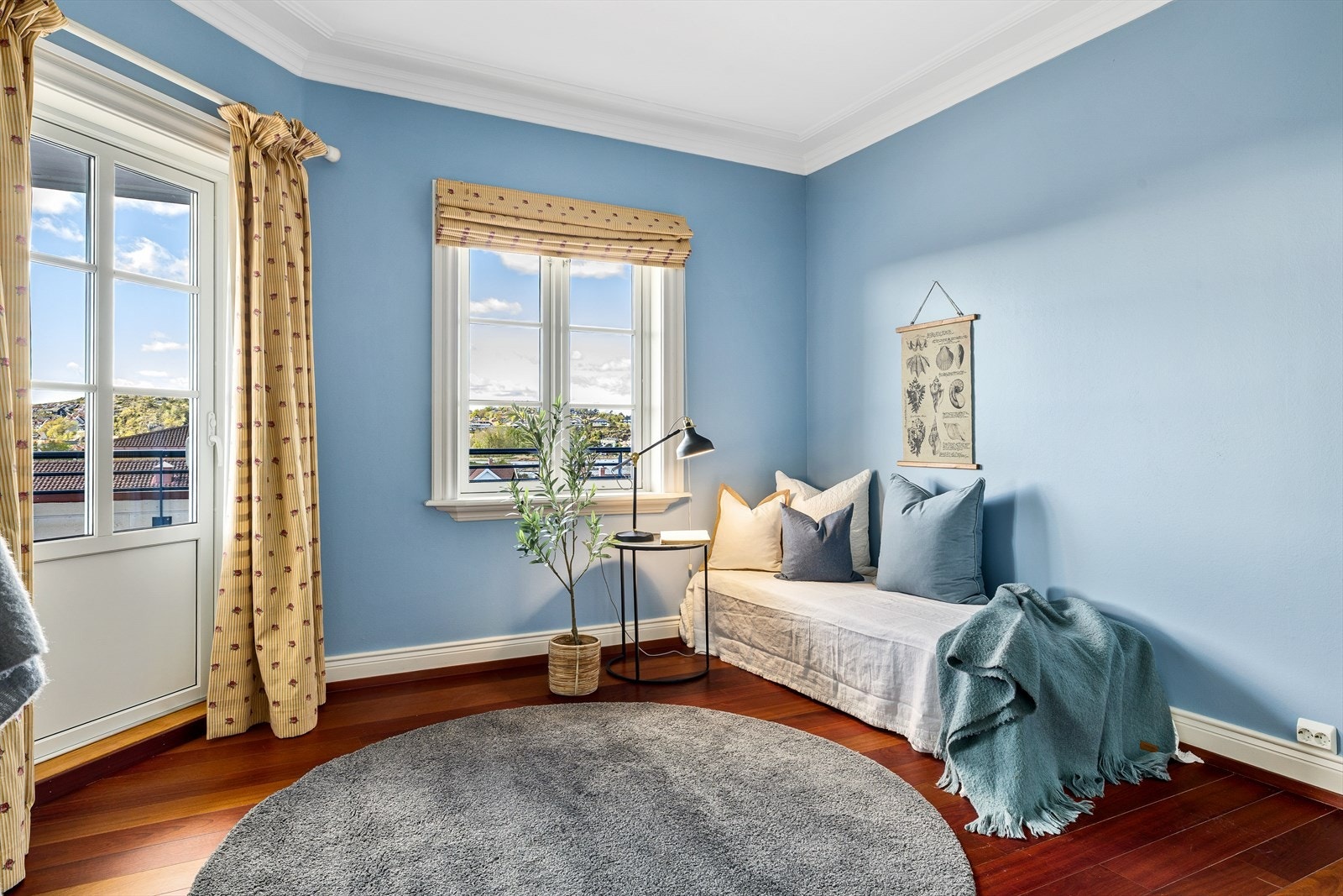 De to gjesterommene er begge malt opp i en nydelig, himmelblå farge som passer utmerket til omgivelsene. Galleribilde