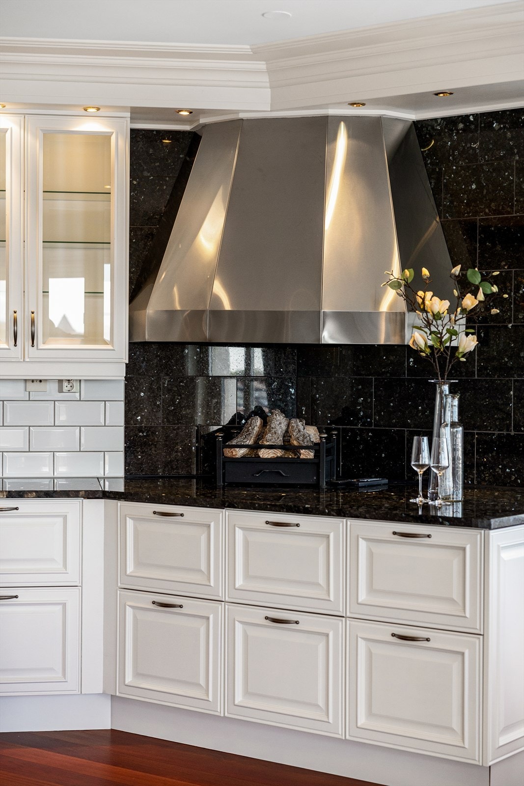 I enden av kjøkkenet er det et åpent ildsted med gassbluss og hette i stål. Galleribilde