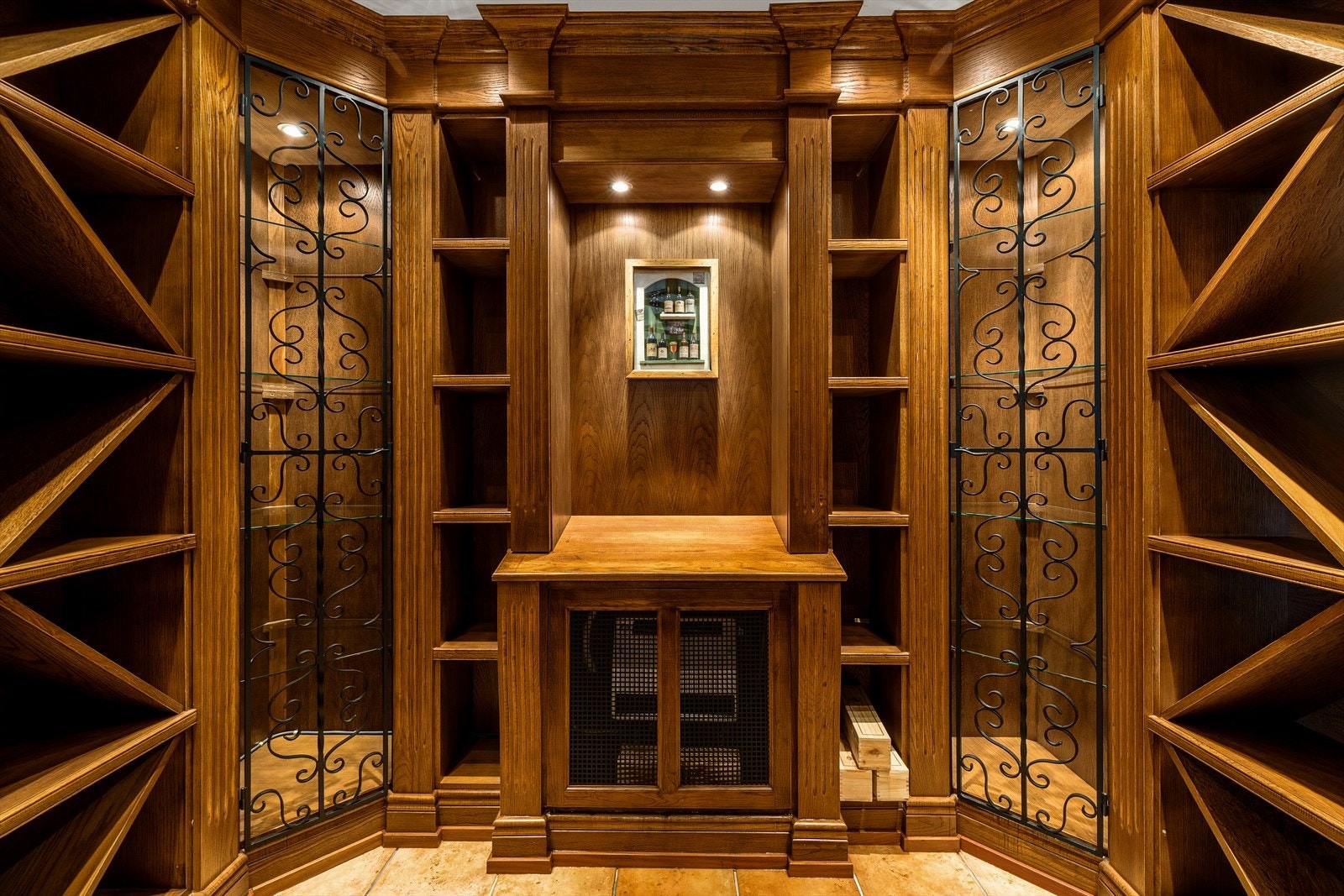 Vinlageret har paneler og innredning i heltre fra gulv til tak, smijernsgitter og nyere kjøleenhet fra 2018. Galleribilde