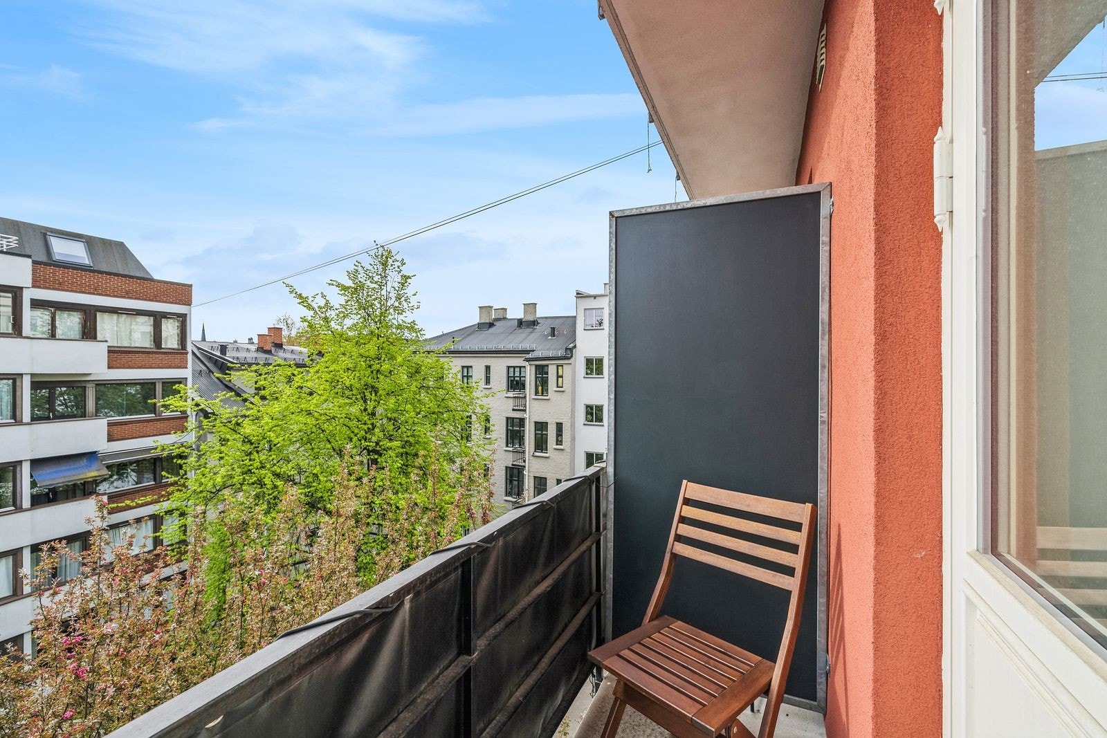 Balkong med utgang fra stuen. Vender mot bakgård. Galleribilde