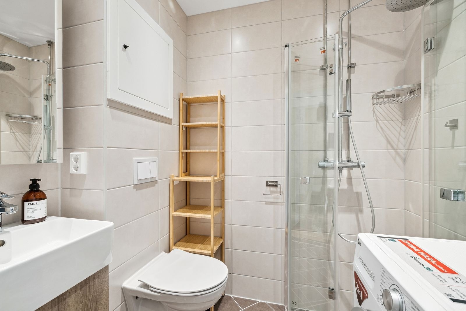 Pent flislagt bad. Her er det kombi vask og tørk. Galleribilde
