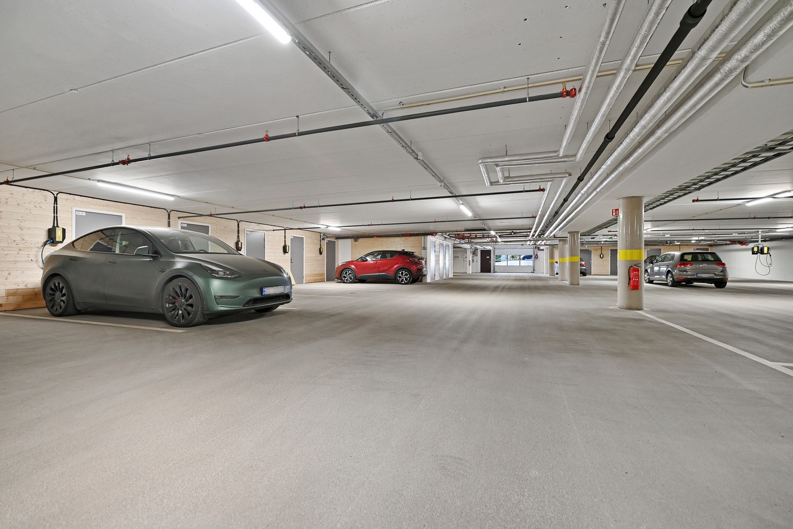 Med byhuset følger parkeringsplass med montert el-billader fra Aneo. Laderen er installert i tilknytning til tilhørende bod på 5 kvm. Galleribilde