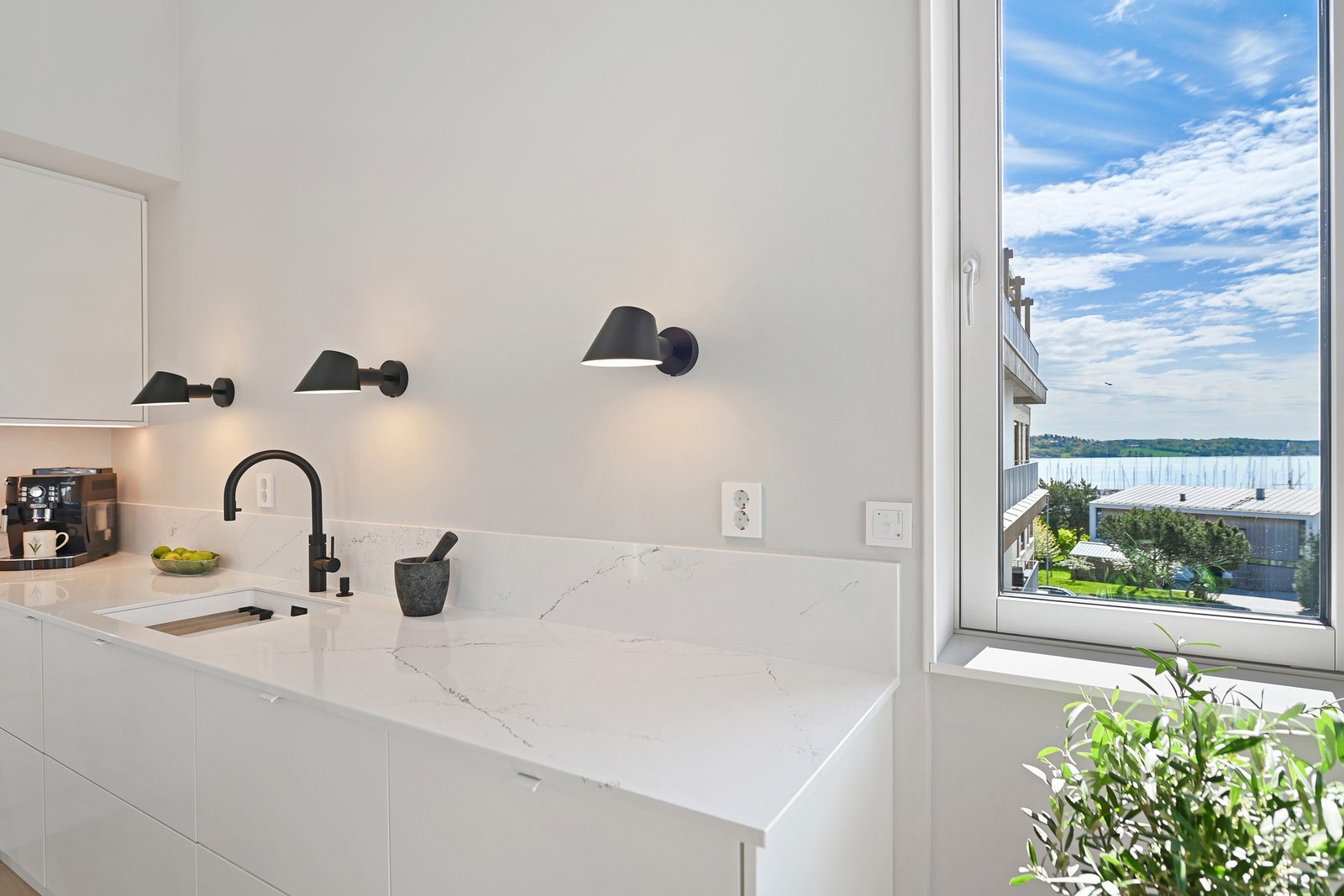 Kjøkkenet er betydelig oppgradert fra standardleveranse.
Kjøkkenet er blant annet utstyrt med benkeplate og 'backsplash' i eksklusiv og slitesterk komposittstein
(Silestone/quartz). Det er i tillegg installert en praktisk Quooker, som gir kokende vann re Galleribilde