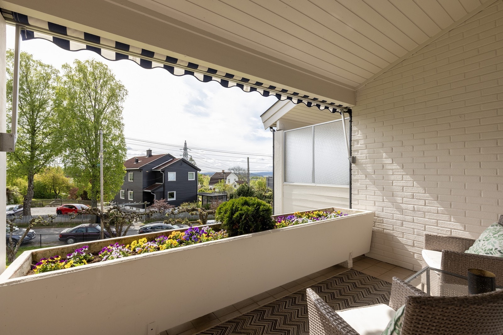 Leiligheten har en flott beliggenhet i et stille og hyggelig bomiljø med store felles grøntarealer. Galleribilde