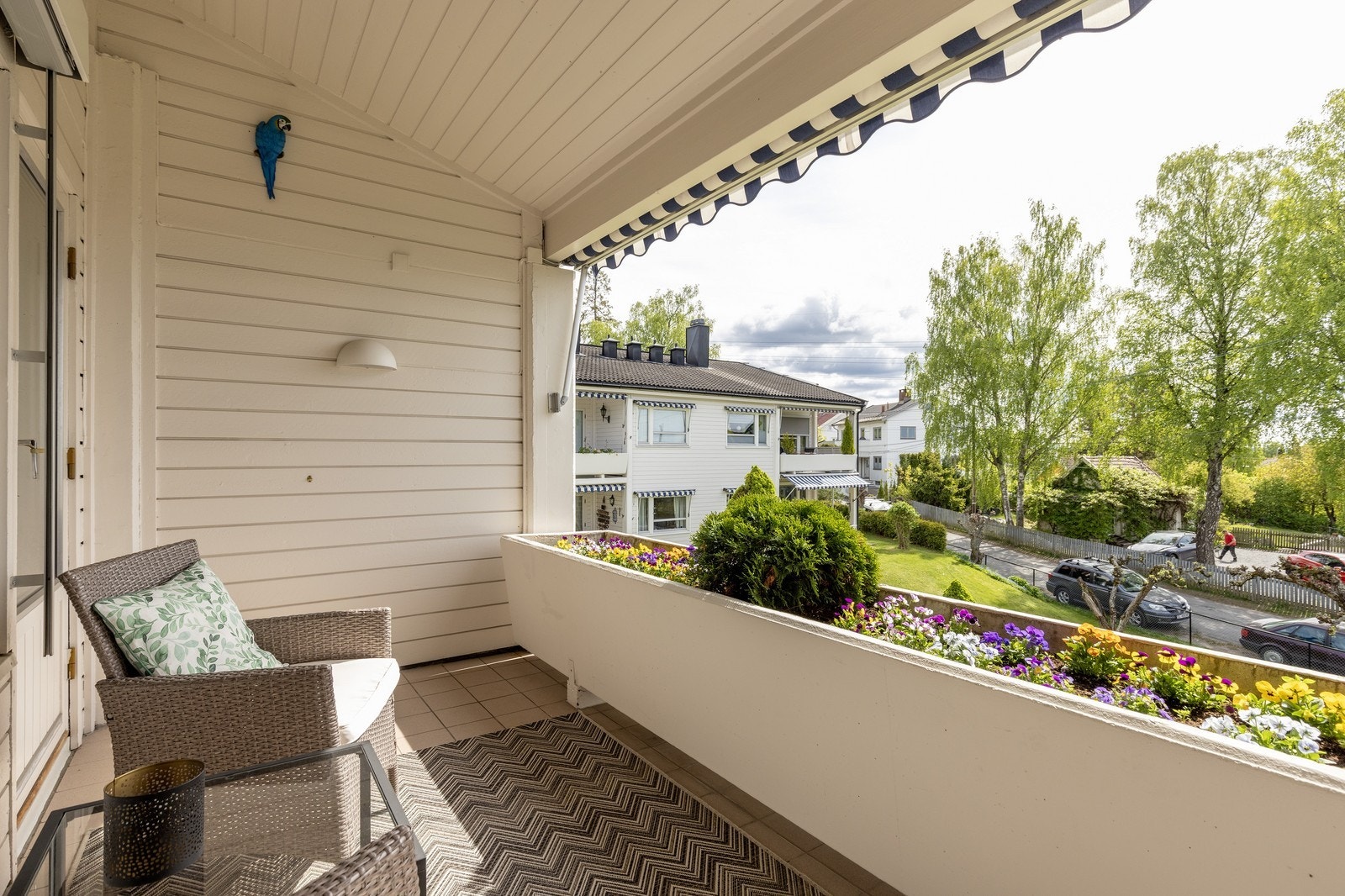 Lys og trivelig balkong med sitteplass – perfekt for rolige stunder ute. Galleribilde