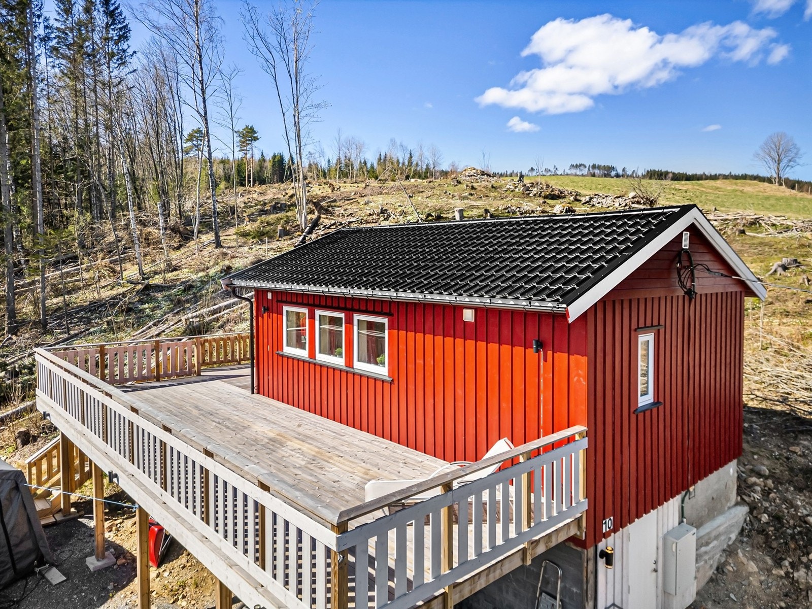 Fra gårdsplassen er det utvendig trappeadkomst til hyttas overbygde inngangsparti i 1. etasje Galleribilde