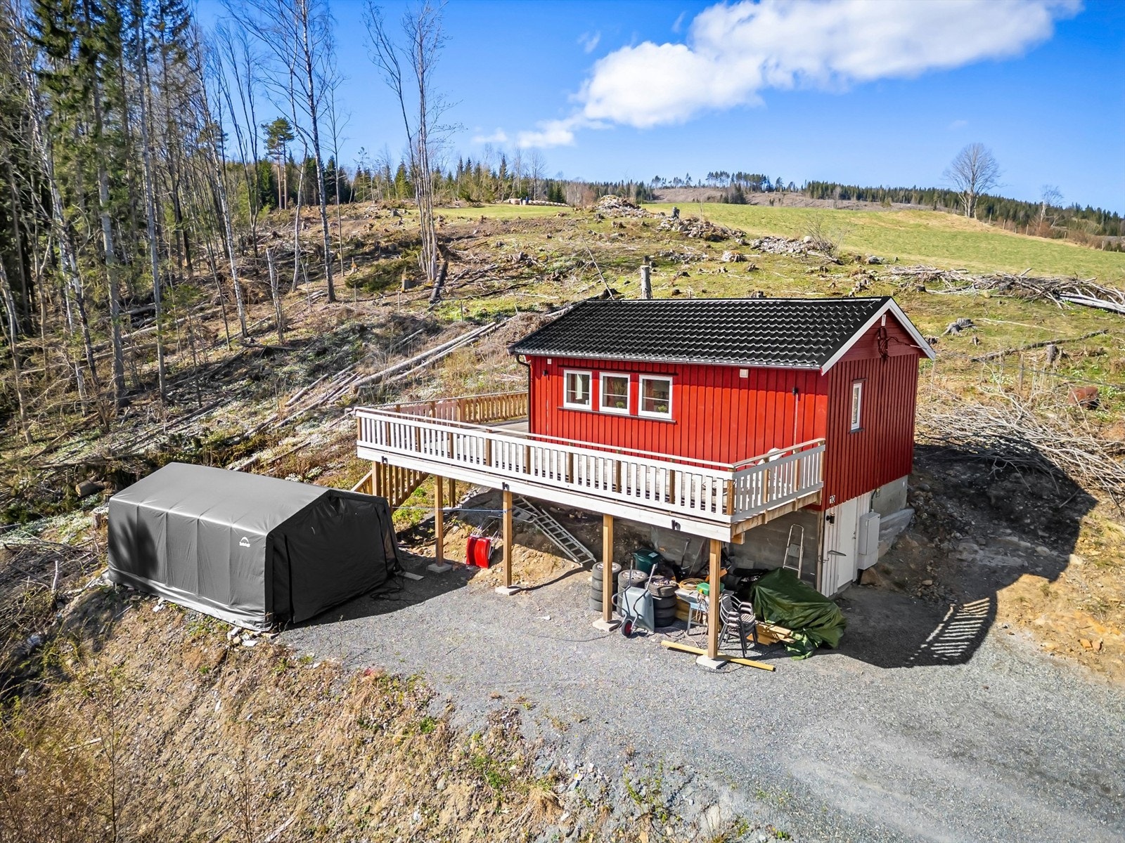 Godt med biloppstillingsplasser på egen gruset gårdsplass Galleribilde