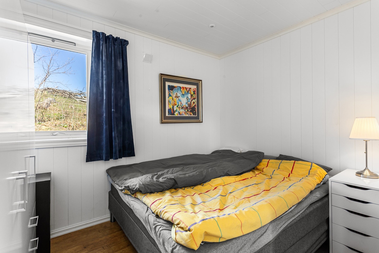 Soverom med garderobeskap i hvit og glatt utførelse Galleribilde