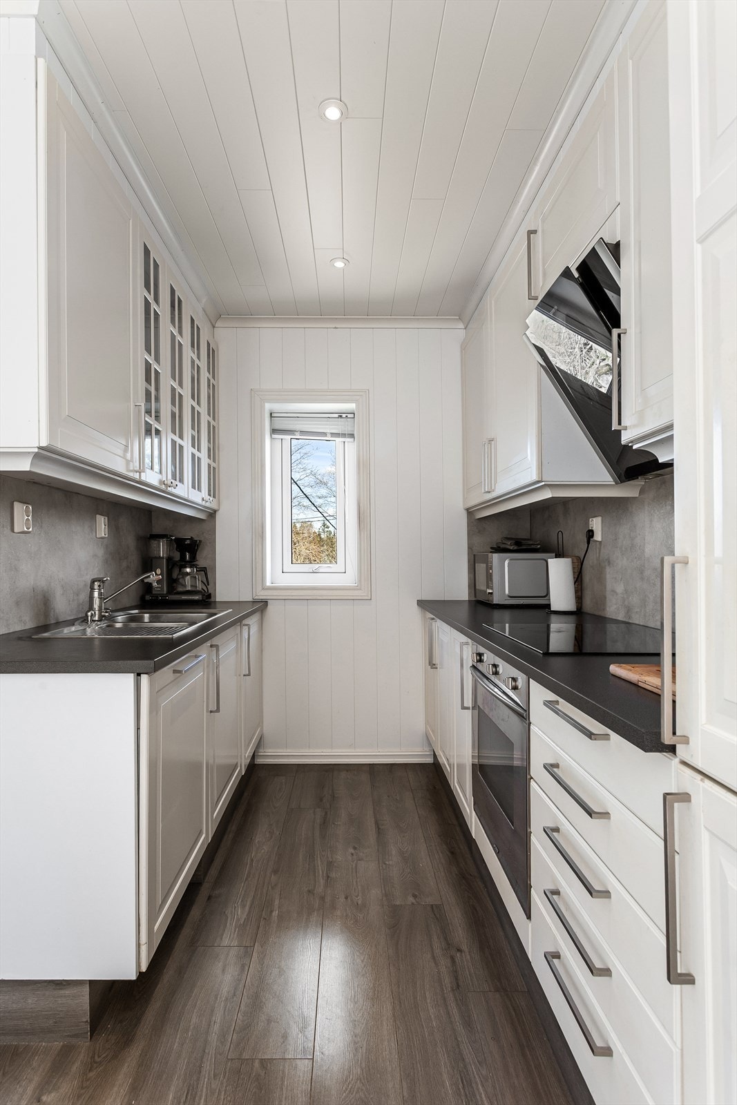 Profilert kjøkkeninnredning med helintegrerte hvitevarer (brukt innredning, montert i 2021) Galleribilde