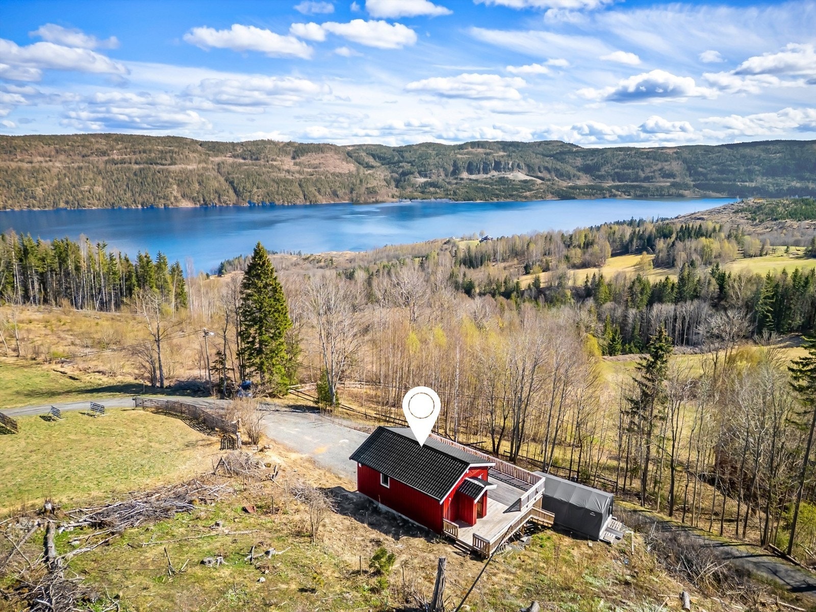 Tilbaketrukket og landlig beliggenhet i rolige samt naturskjønne omgivelser Galleribilde