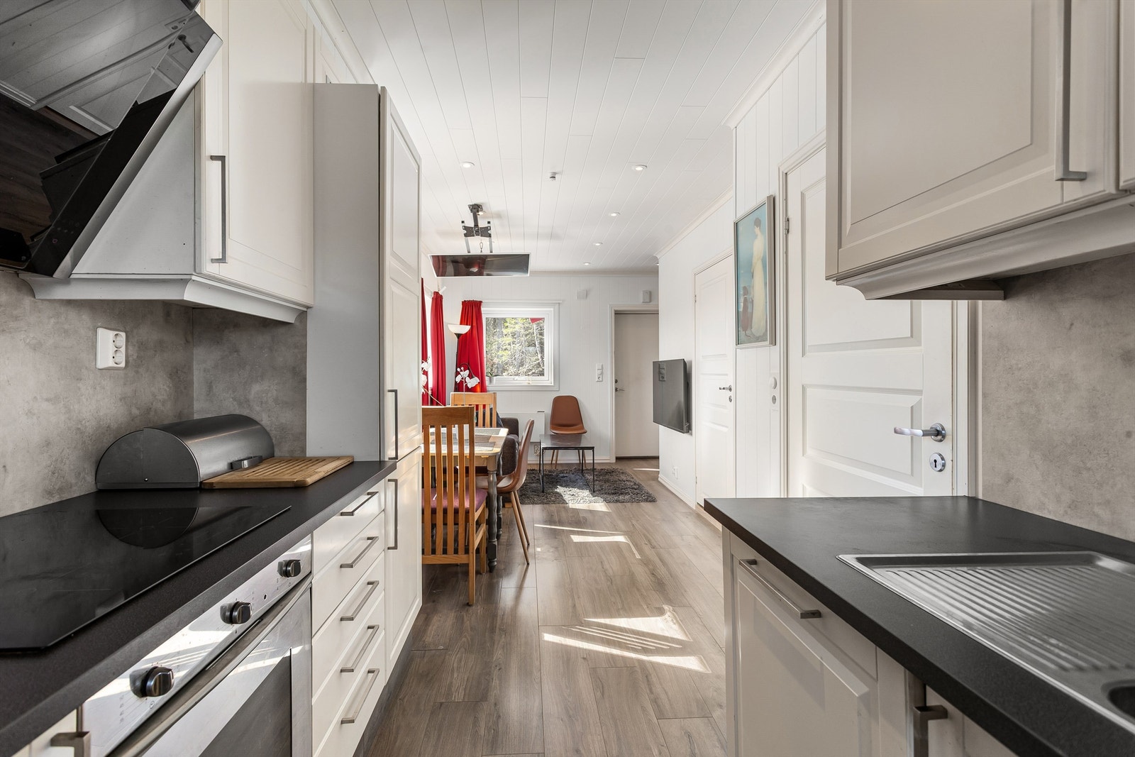 Laminat på gulv, malte panelplater på vegger og malt mdf-panel i himling Galleribilde