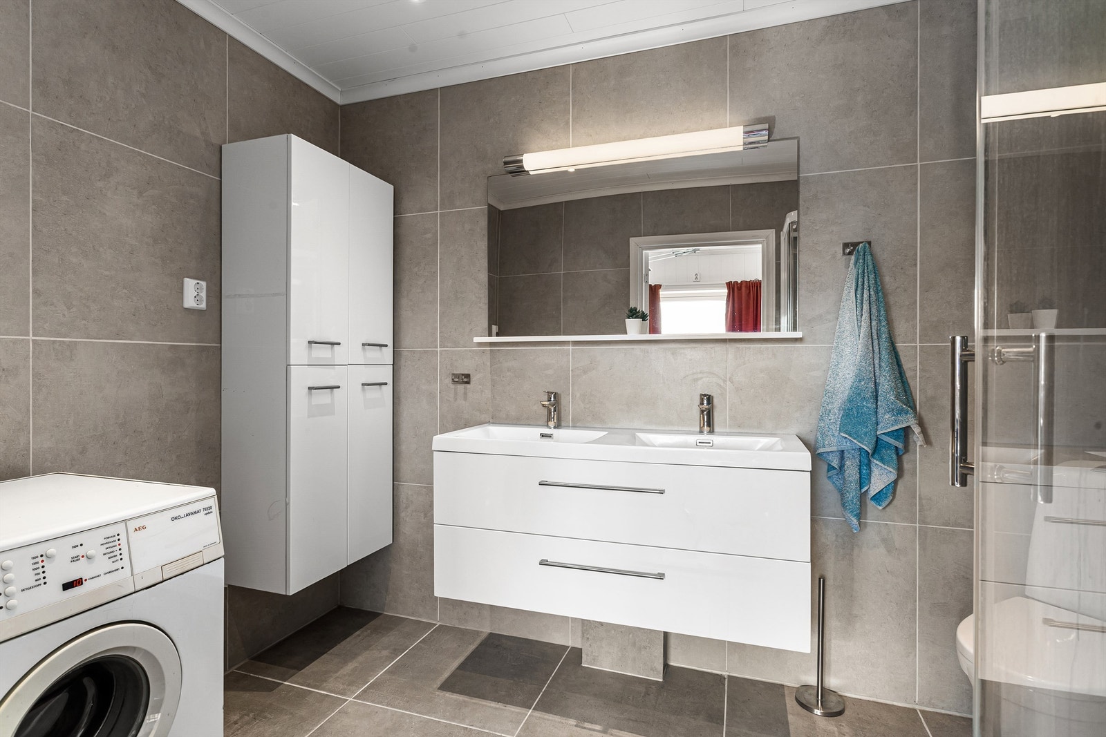 Flislagt bad fra 2021 med downlights i tak og gulvvarme Galleribilde