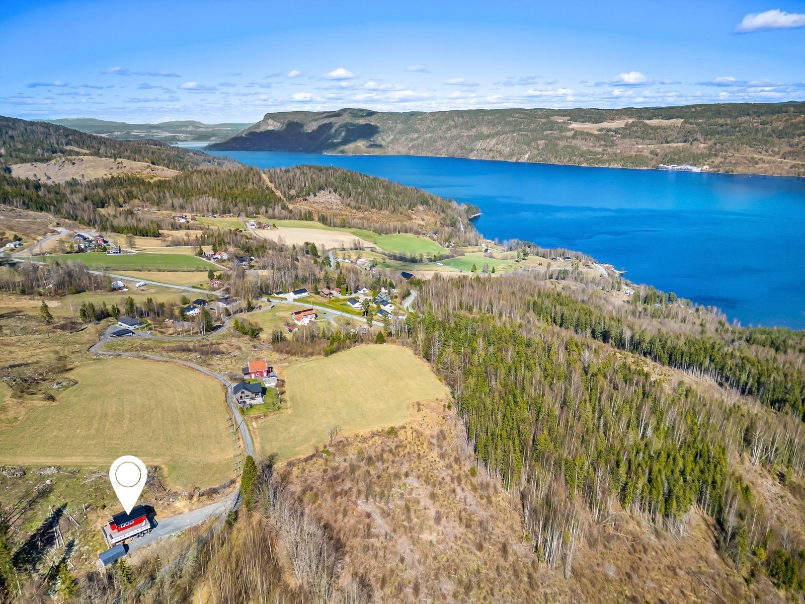 Ca. 30 min kjøring til Lierbyen/Lierskogen, ca. 35 min til Vikersund/Drammen og ca. 50 min til Oslo Galleribilde