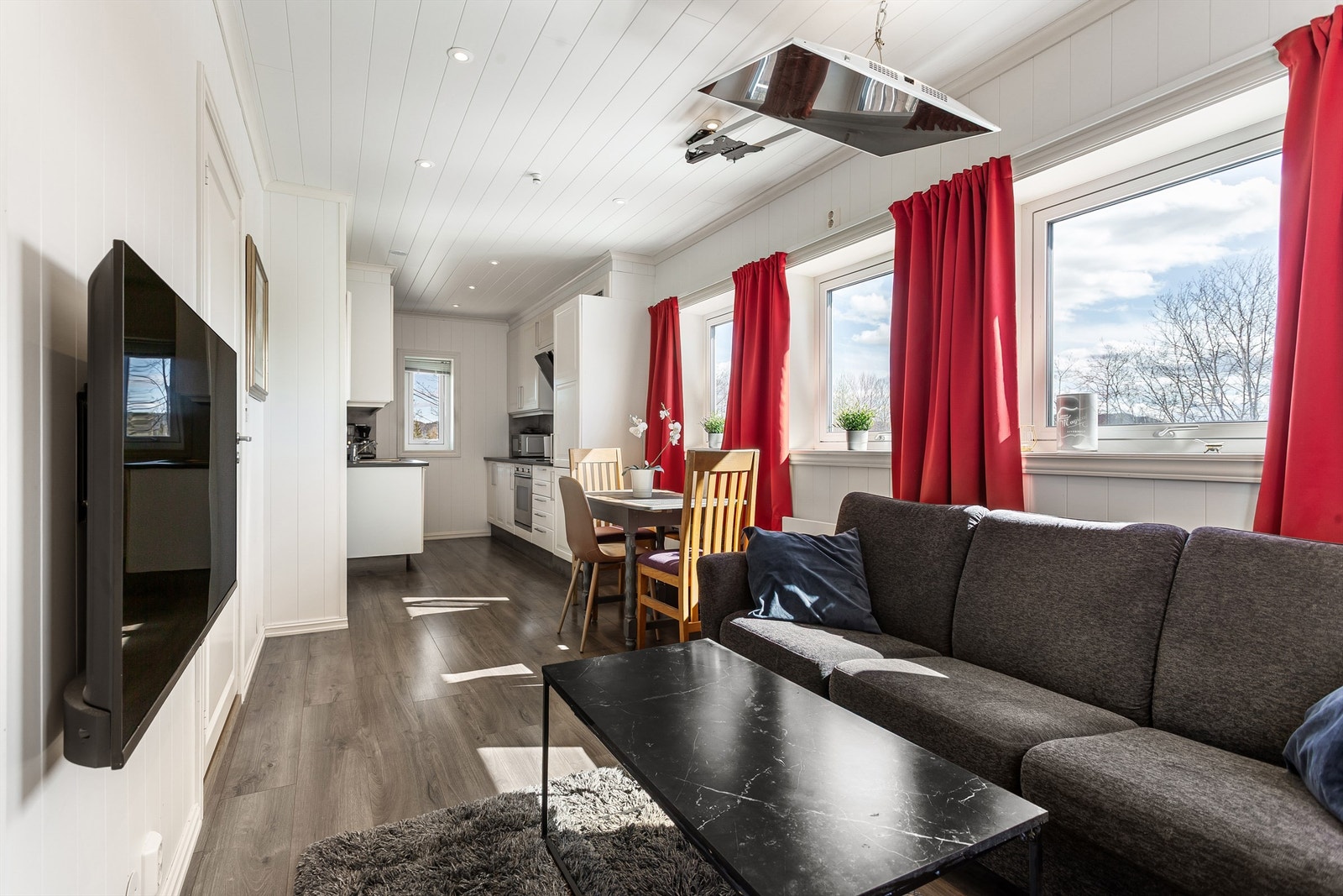 Skiftet kledning, etterisolert, fornyet taktekke samt undertak og rehabilitert innvendig Galleribilde