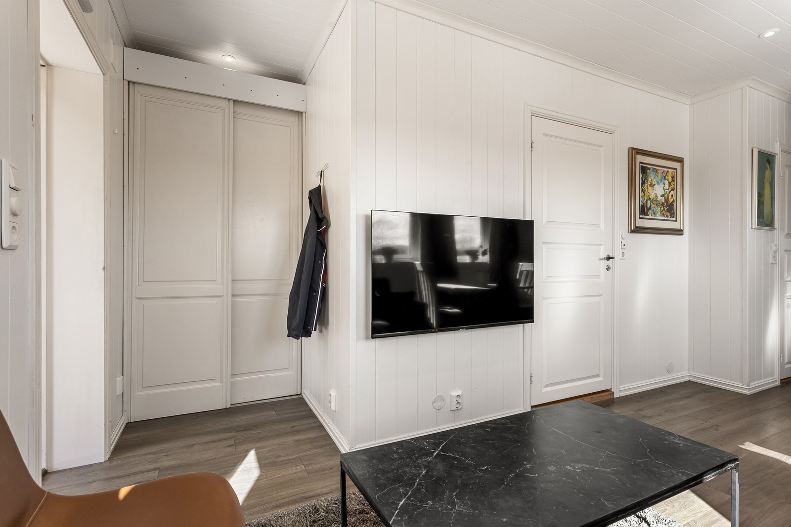 Entré med plassbygget skyvedørsgarderobe i hvit og profilert utførelse Galleribilde