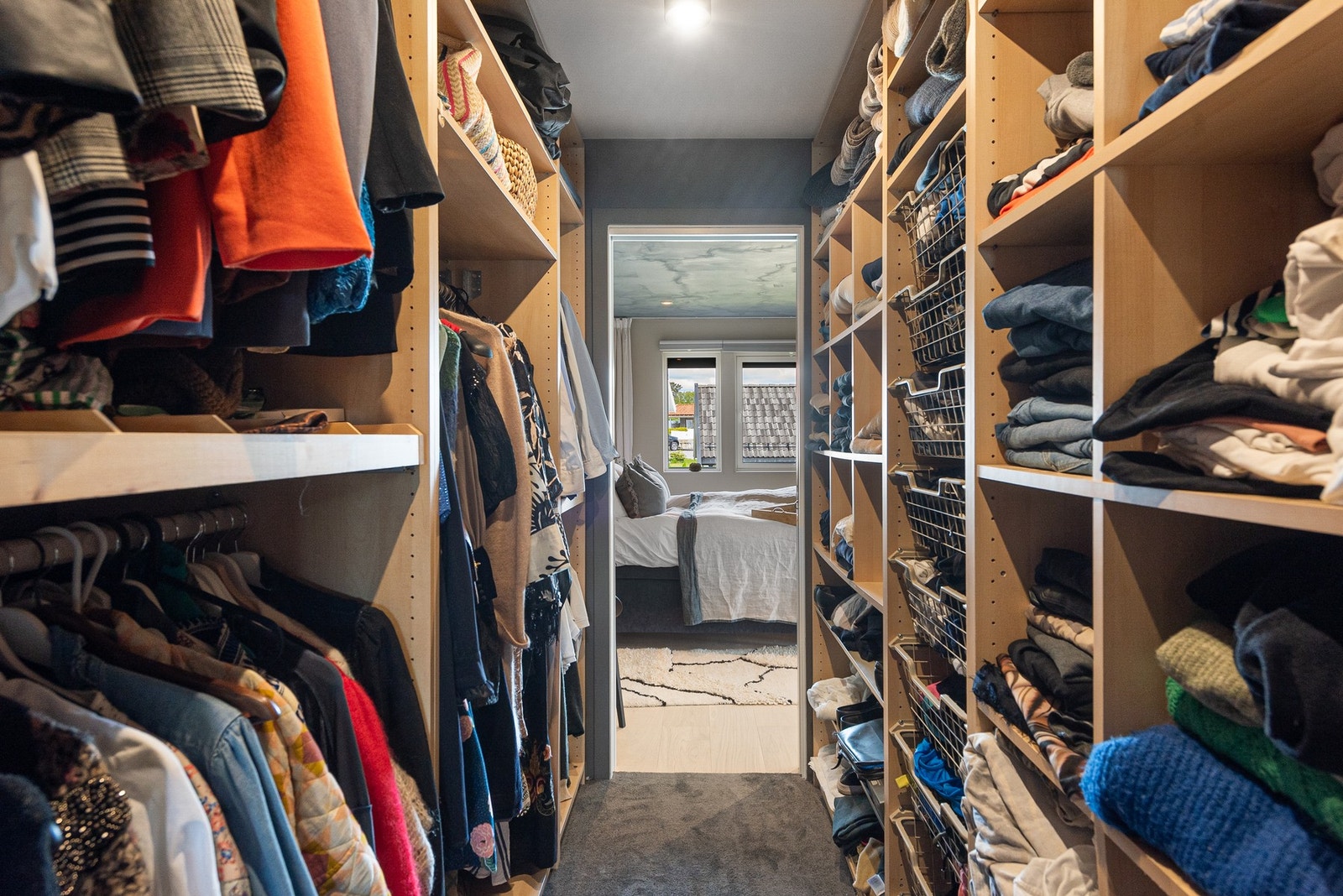 Med walk-in-closet har du alltid god oversikt over garderoben - her får du både romslighet og orden på én og samme plass Galleribilde