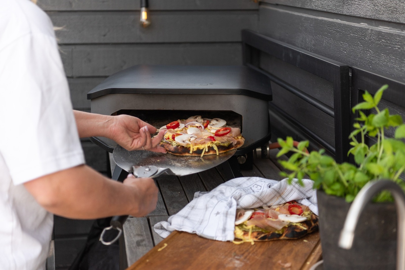 Utekjøkkenet gjør det enkelt å tilberede deilige sommermåltider under åpen himmel Galleribilde