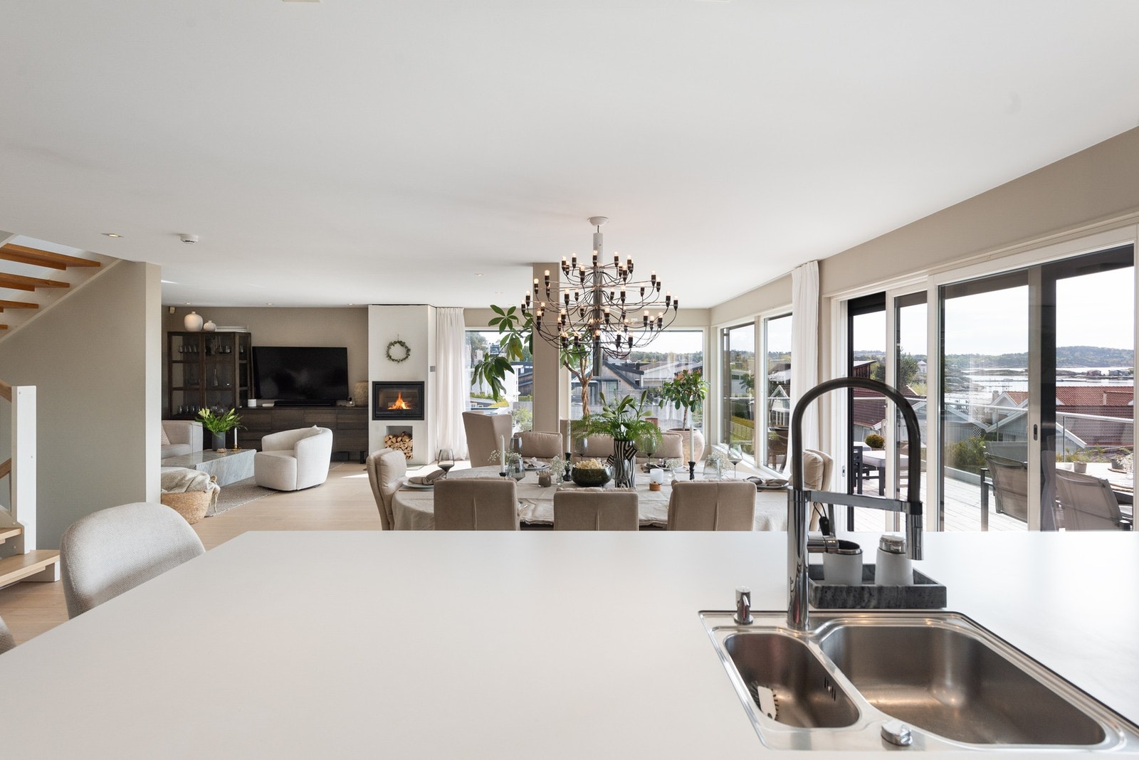 Med åpen løsning kan kokken være sosial og ta del i samtalene selv om gjestene oppholder seg i stuen Galleribilde