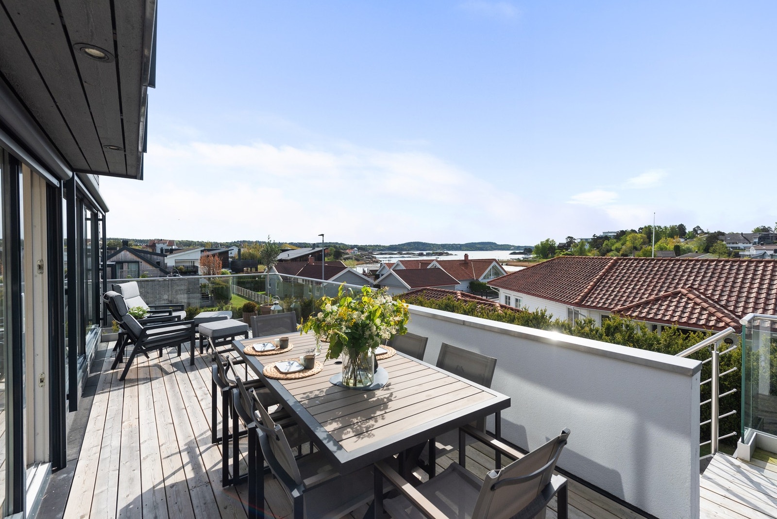 Med skyvedør fra stuen eller via utvendig trapp, har du adkomst til terrasse på 25 m2 Galleribilde