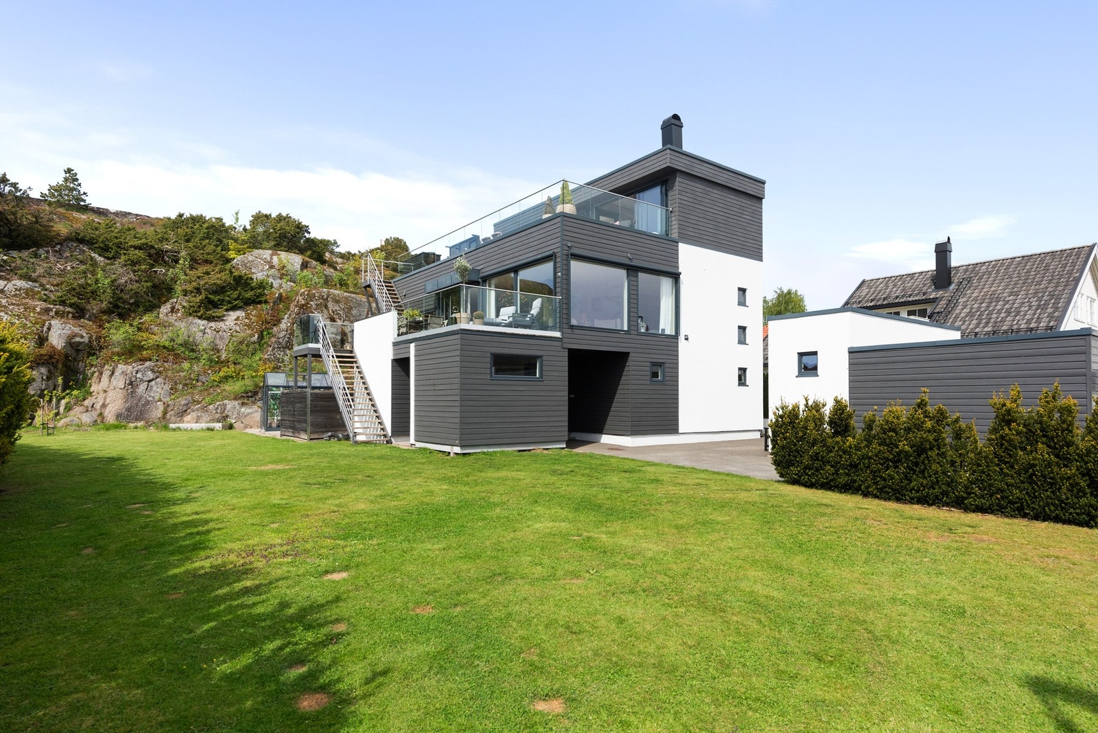 Fra hagen er det laget utvendig trapp for enkel adkomst til de 2 terrassene Galleribilde