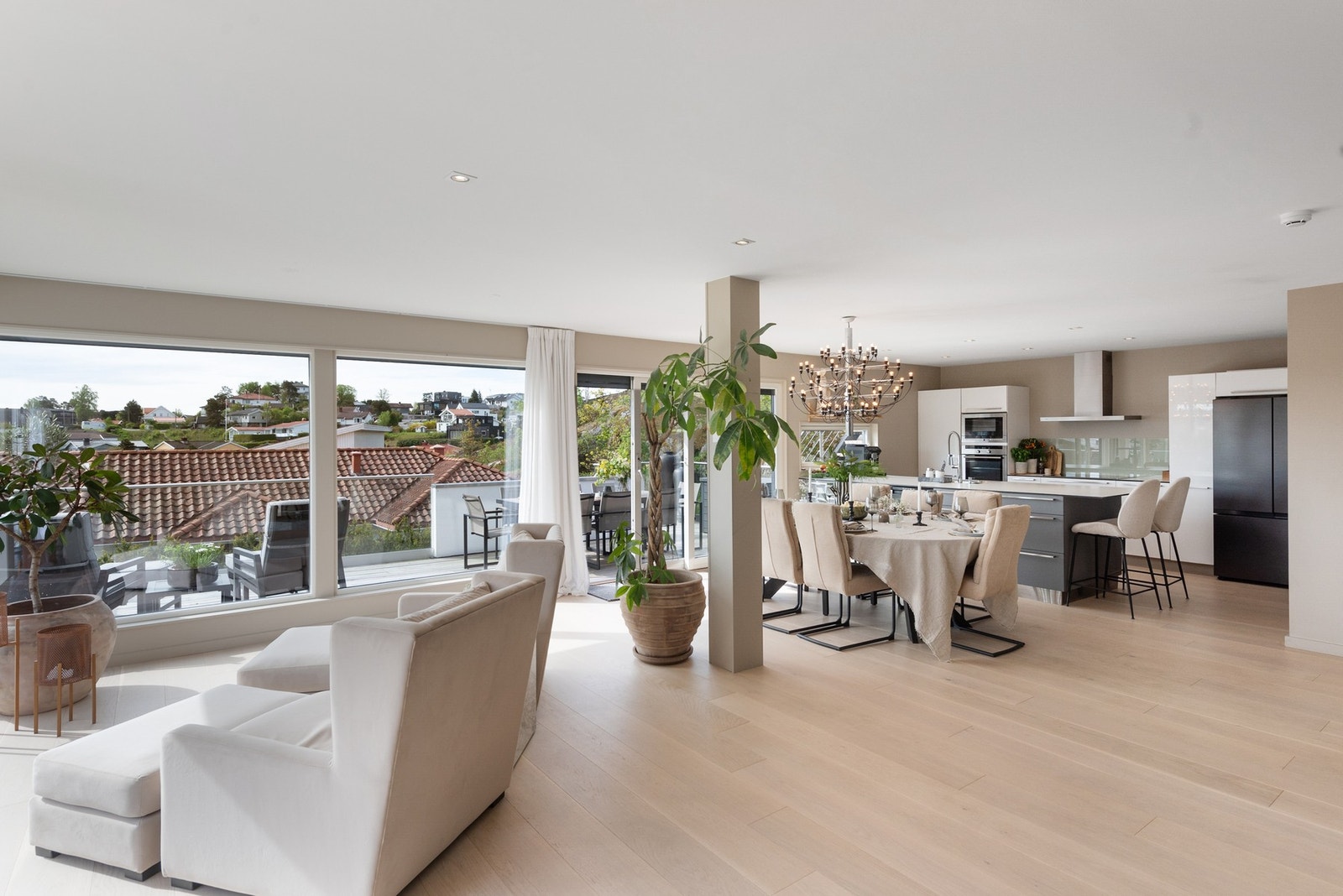 Med stue og kjøkken i åpen løsning får du et luftig rom med god plass til en romslig spisestue ved kjøkkenet Galleribilde