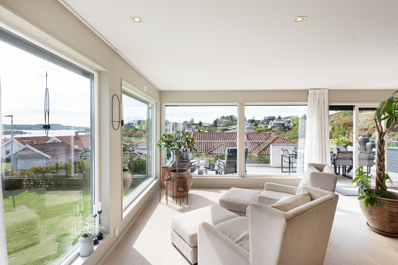 Her har du også et fint overblikk over den store hagen og skyvedører ut til terrassen Galleribilde