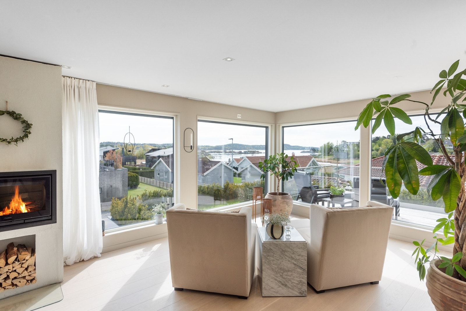 Med 2.etasje som hovedetasje har du høy beliggenhet på oppholdsrommene Galleribilde