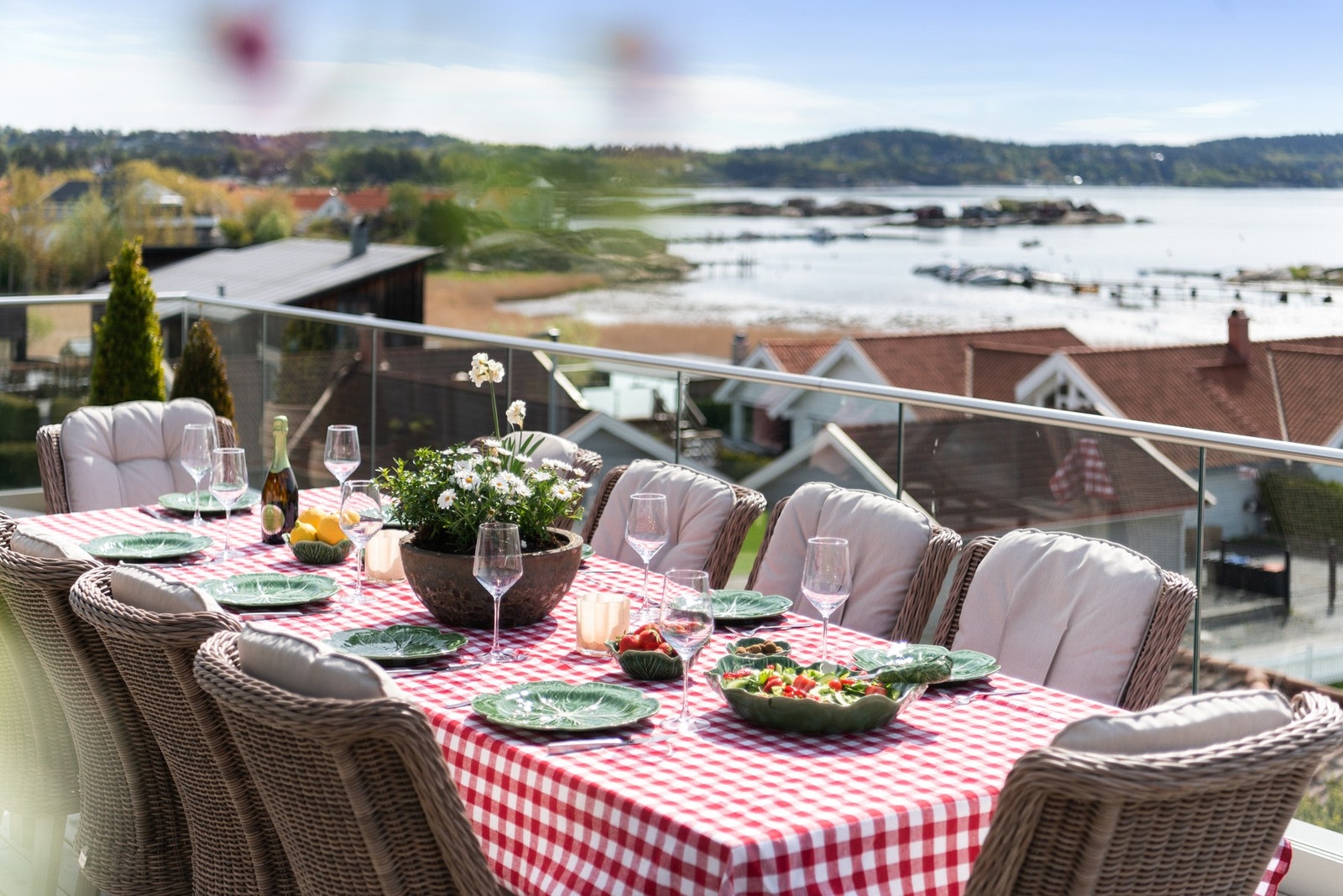 Inviter venner og familie til hyggelig sammenkomst og gode måltider med panoramautsikt Galleribilde