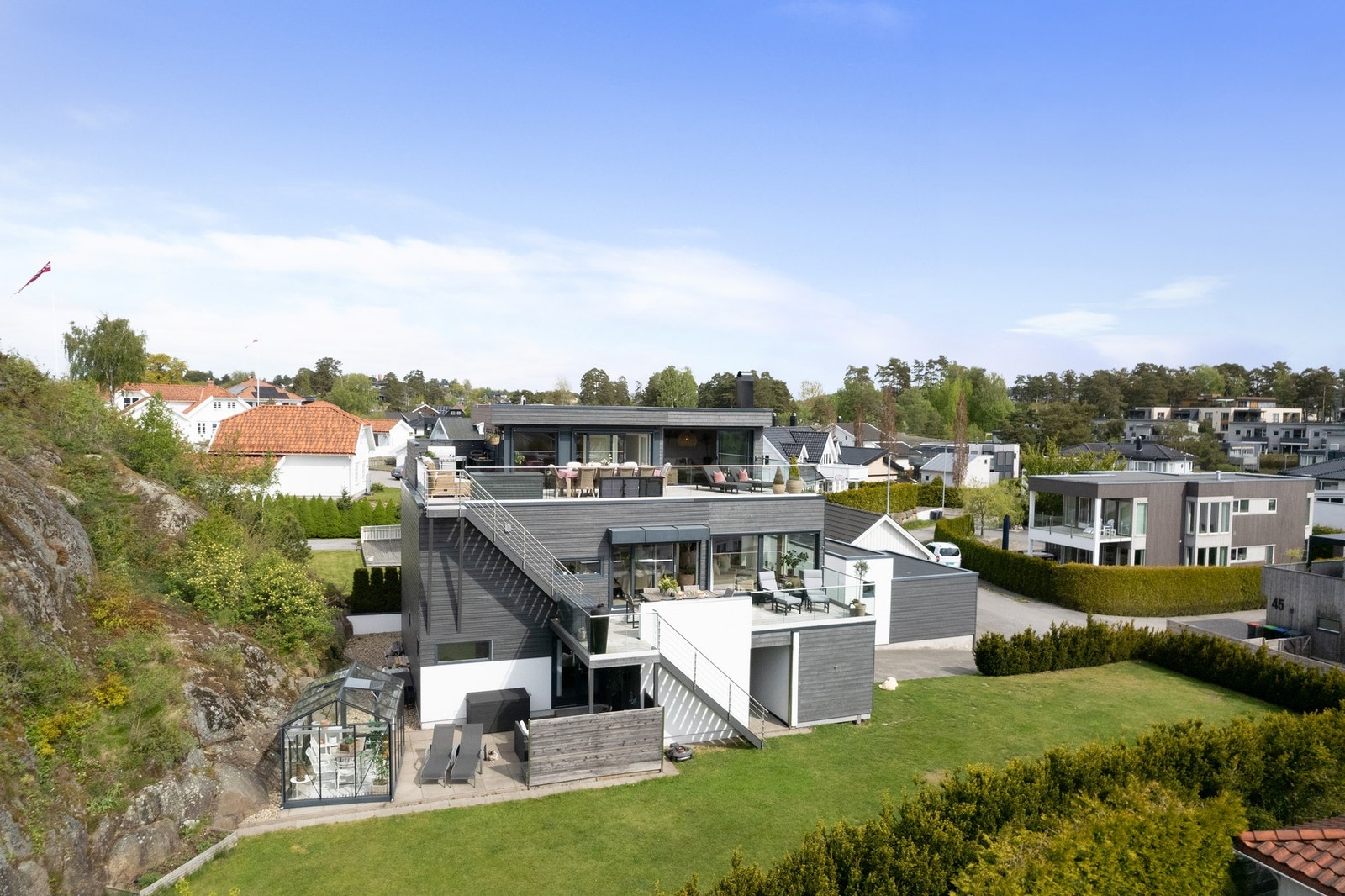 Her er det romslig og godt med plass for hele familien, både inne og ute Galleribilde