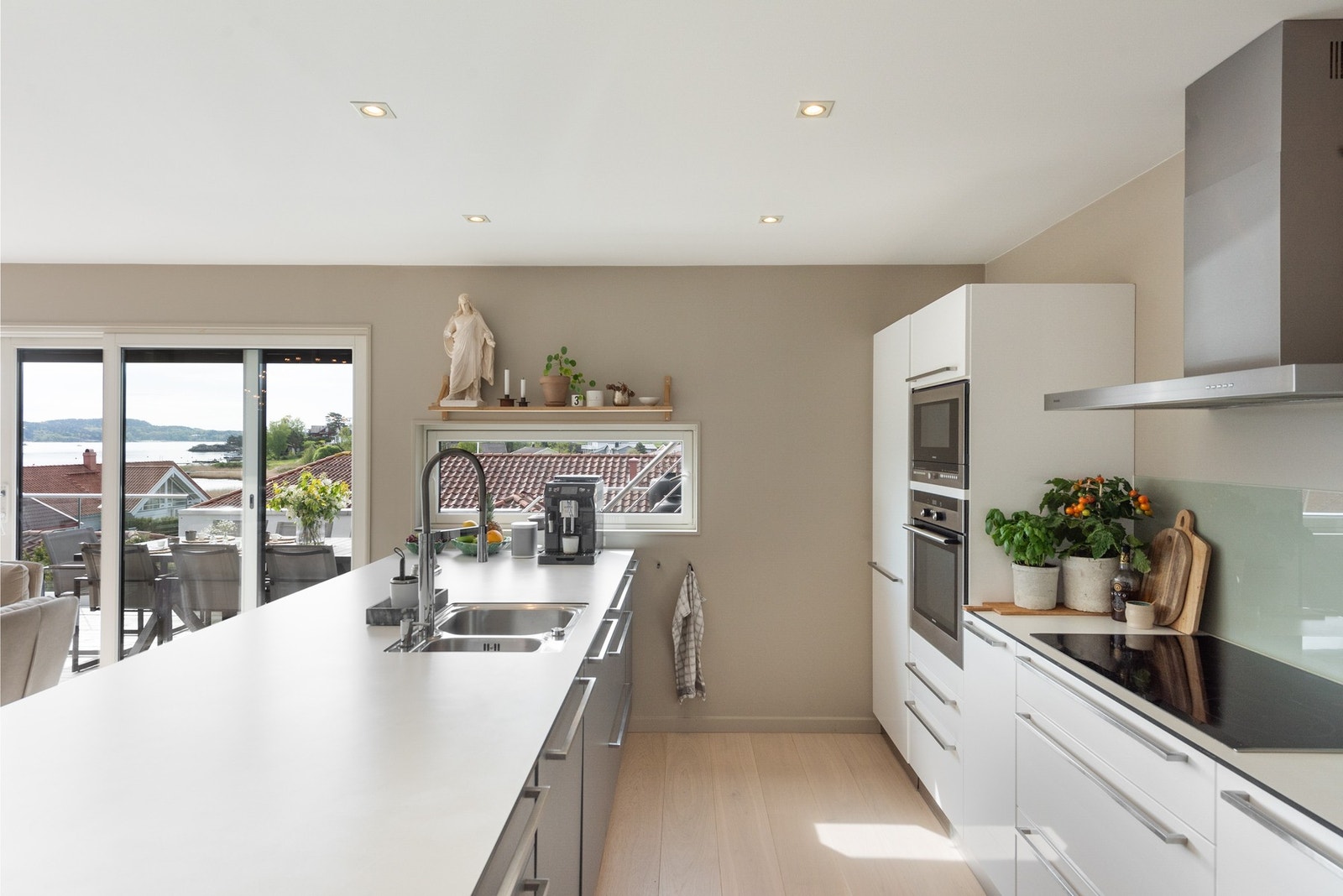 Den frie utsikten kan virkelig nytes selv mens du lager mat, og gir en ekstra dimensjon til kjøkkenopplevelsen Galleribilde