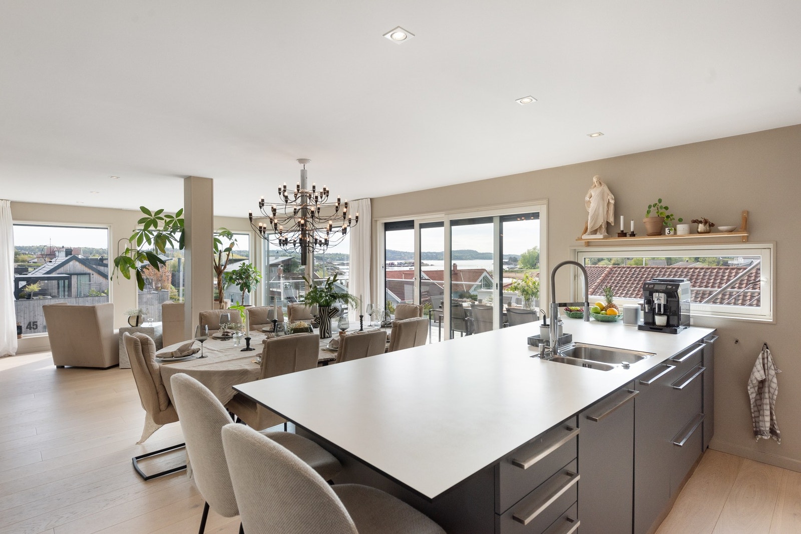 Med barløsning på kjøkkenet kan kokken få selskap under matlagingen, eller det kan bli en praktisk plass for både frokost og leksehjelp i en travel hverdag Galleribilde