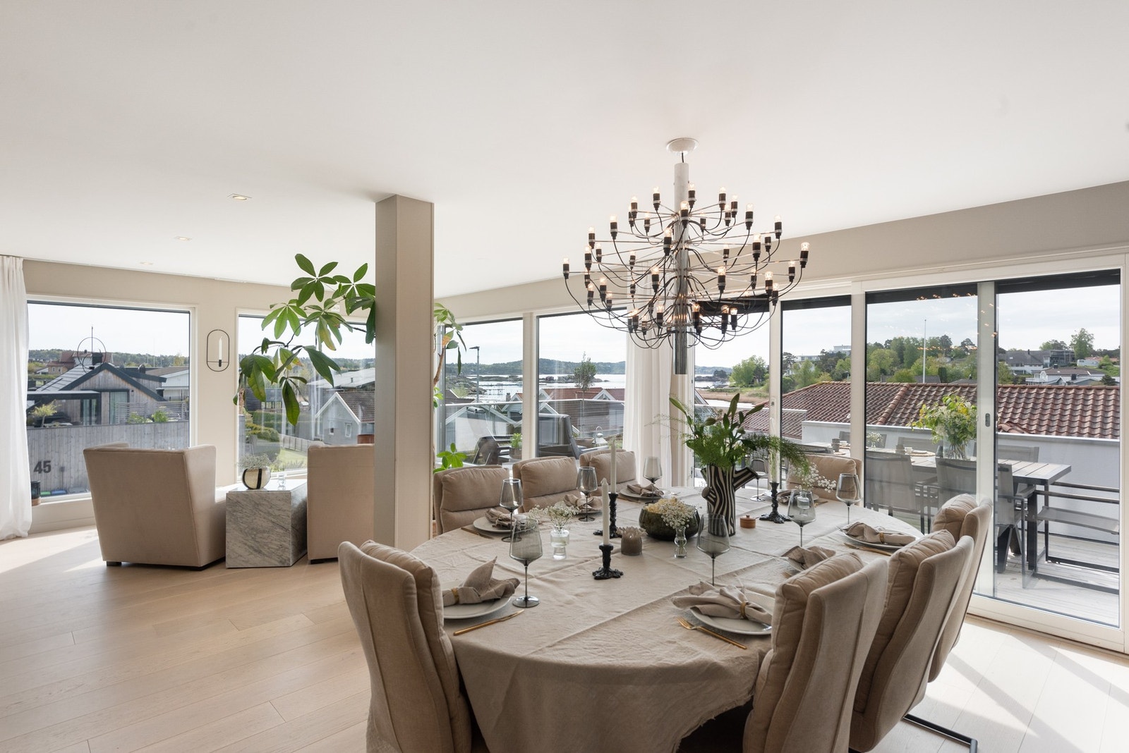 Her er det plass til langbord - perfekt for å samle hele familien til hyggelige måltider, både til hverdag og helg Galleribilde