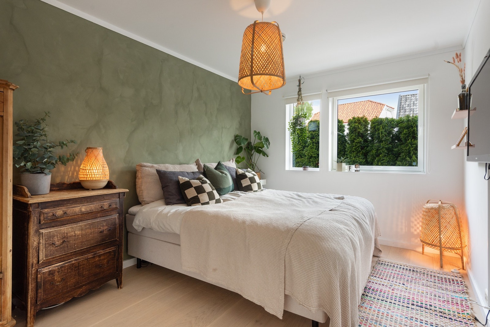 Soverommene er romslige nok til at hvert familiemedlem får sitt eget private område med plass til både seng og personlige eiendeler Galleribilde