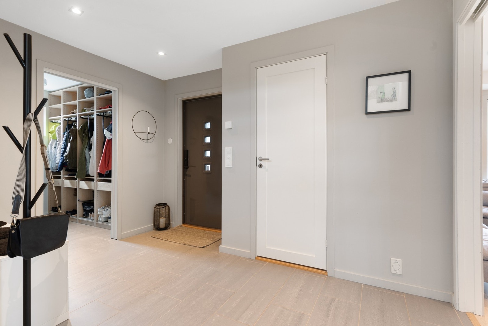 I 1.etasje kommer du inn i lys og romslig entré hvor du har adkomst til romslig garderoberom Galleribilde