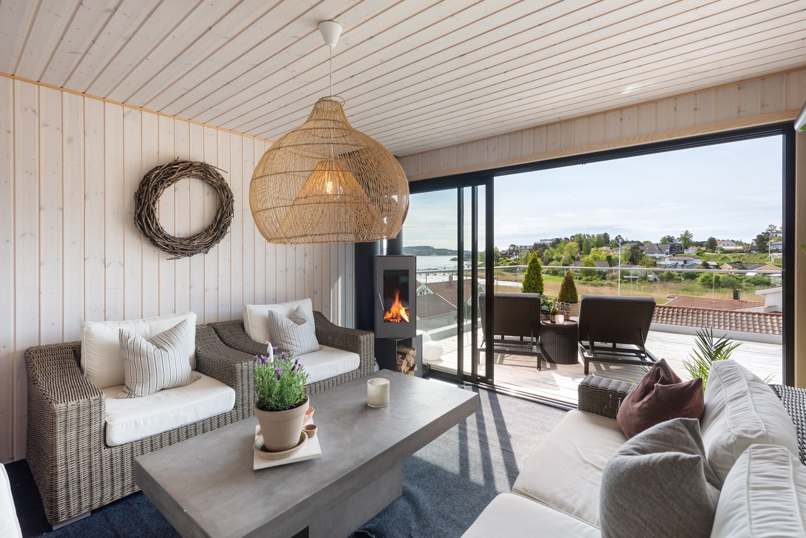 Uansett årstid kan du lene deg tilbake og nyte den vakre utsikten - godt innpakket i et pledd og med fyr i ovnen Galleribilde