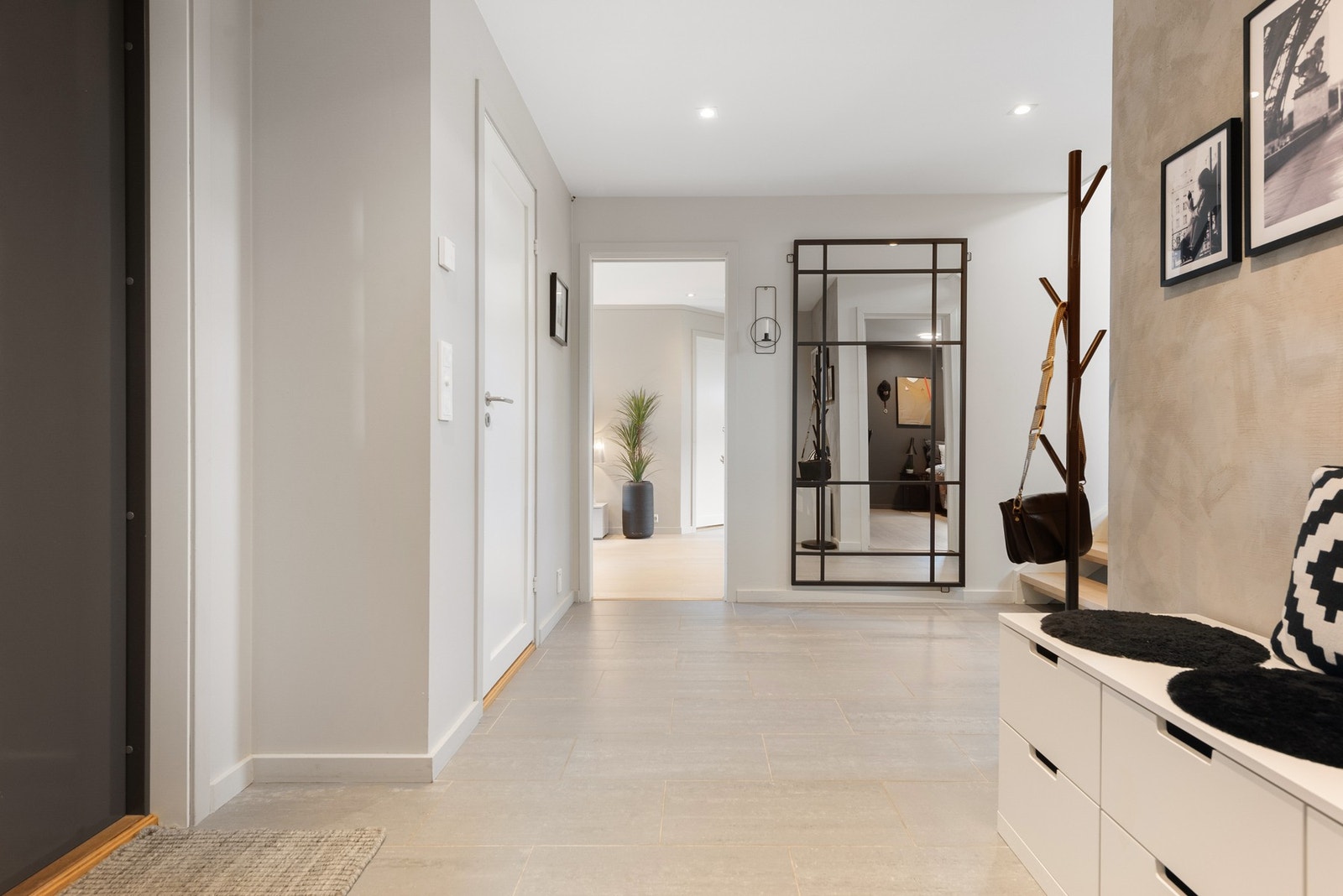 Det er vannbåren varme i begge etasjene, så du har lun og god varme i gulv og rom Galleribilde