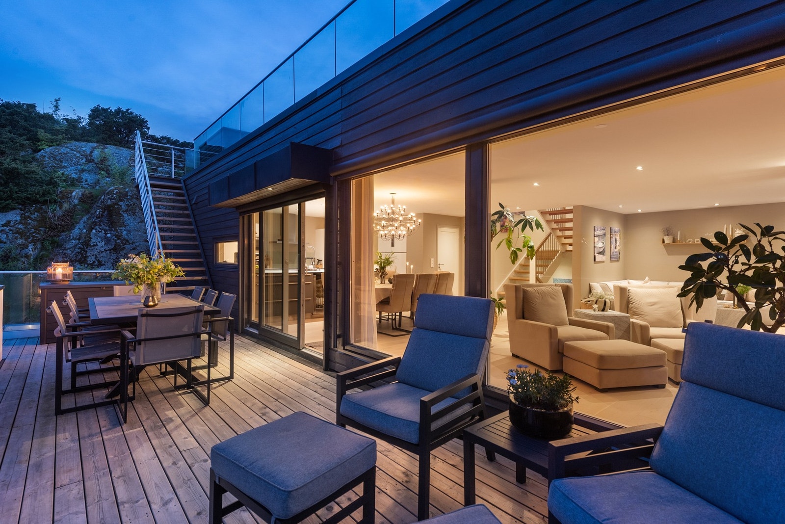 Usjenert terrasse og god stemning til langt på kvelden Galleribilde