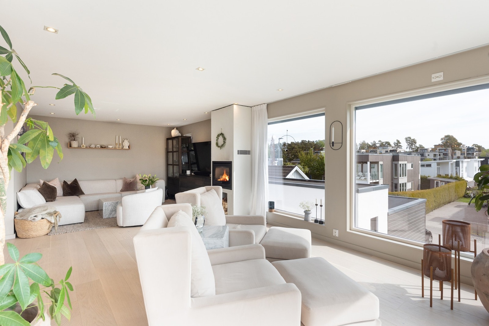 Her har du plass til sofaområde, men også et sted du kan drømme deg bort mens du ser ut over horisonten Galleribilde