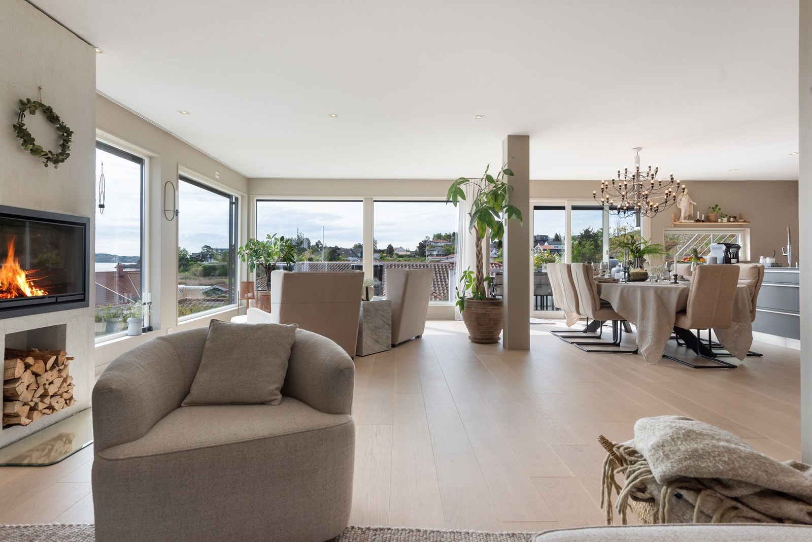 Store vindusflater fra gulv til tak rammer inn sjøutsikten - som et levende bakgrunnsbilde uansett hvor du befinner deg i rommet Galleribilde