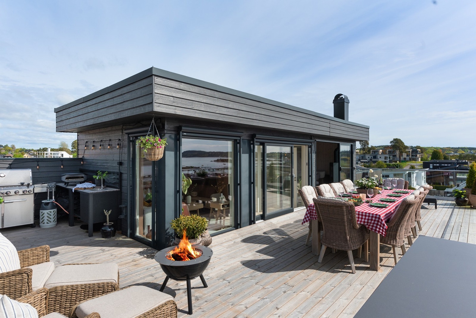 Her er det bygget en deilig takterrasse på 62 m2 med muligheter for å nyte utsikten fra utestuen også Galleribilde