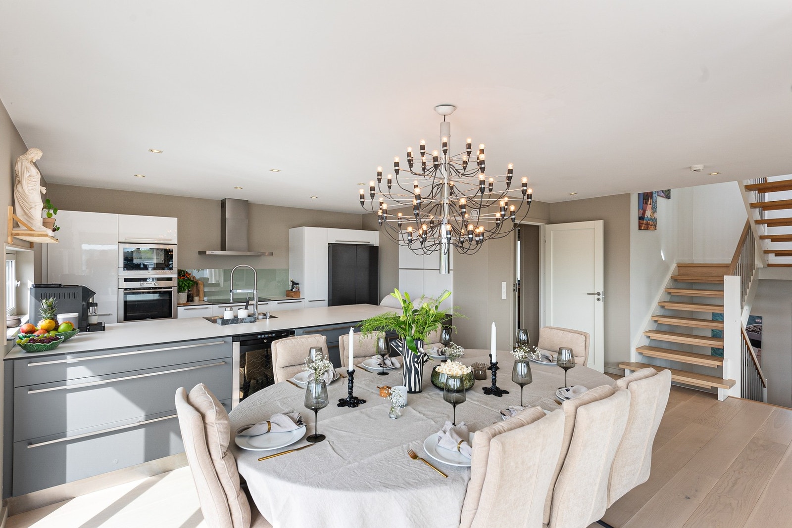 Kjøkkenet byr på rikelig med skap- og benkeplass, godt lys fra downlights i taket, og integrerte hvitevarer som gir et stilrent og funksjonelt rom Galleribilde